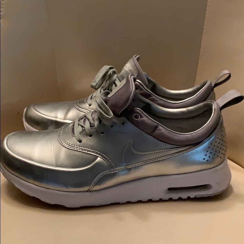 Platinum Nike ‘Thea’ sneakers